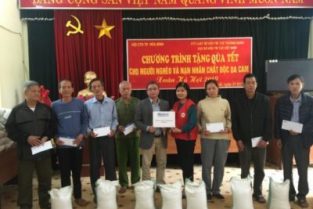 Chương trình tặng quà Tết cho người nghèo và nạn nhân chất độc màu da cam tại Hòa Bình nhân dịp xuân Kỷ Hợi 2019